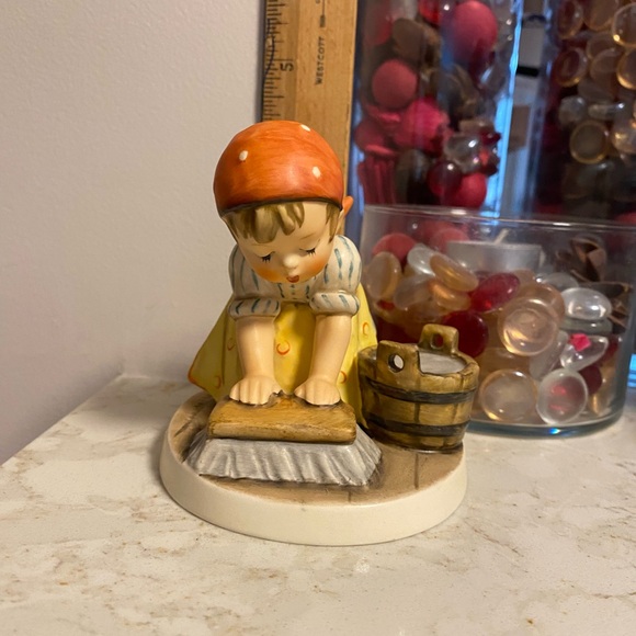 Goebel HUMMEL FIGURINE • “BIG HOUSECLEANING” #363 • 1960GIRL SCRUBBING FLOOR - Picture 6 of 6